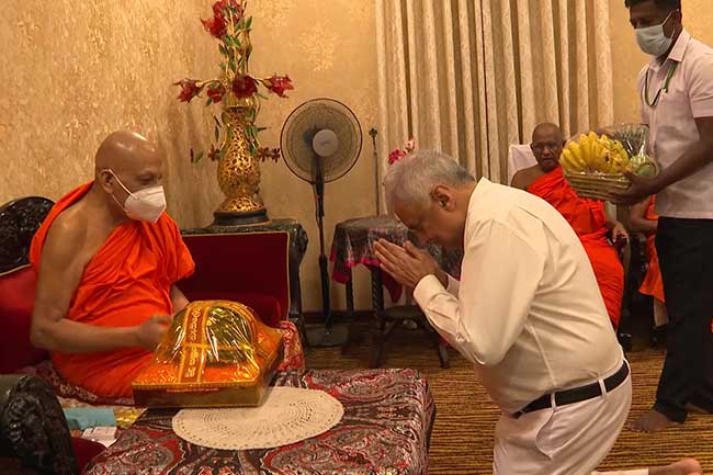 மகா நாயக்க தேரர்களை சந்தித்த ஜனாதிபதி