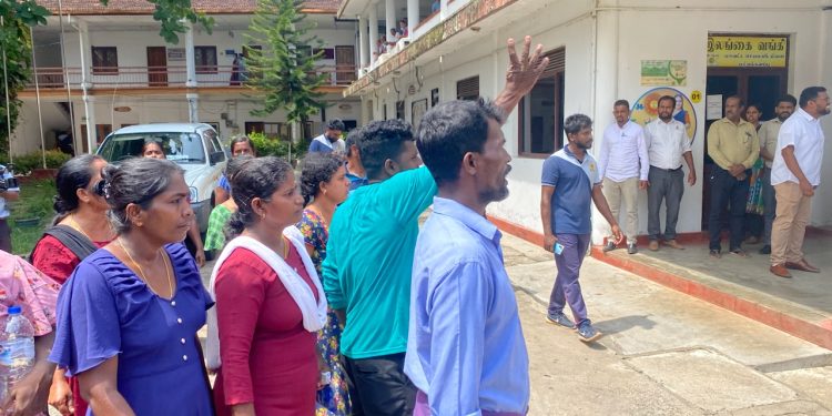 மட்டக்களப்பு மாவட்ட செயலகத்திற்கு முன்னாள் திரண்ட பொது மக்கள்