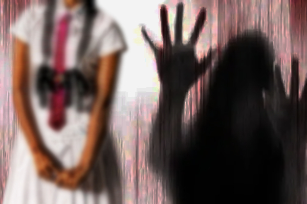 மகள்,மகளின் தோழியை வன்புணர்வுக்குட்படுத்திய தந்தை கைது