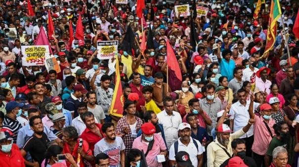 சுகயீன விடுமுறை அறிவித்து போராட்டத்தில் ஈடுபடும் அரச ஊழியர்கள்