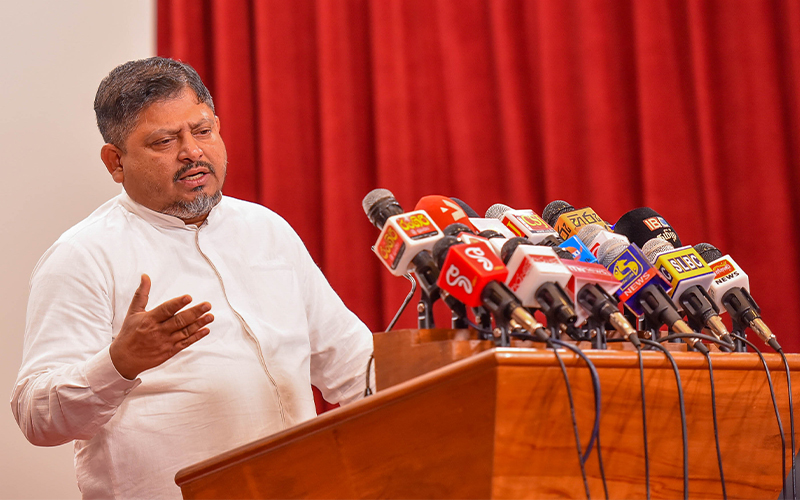 வீட்டு திட்டம், காணி தொடர்பில் பணம் கோரினால் முறைப்பாடு செய்யவும்