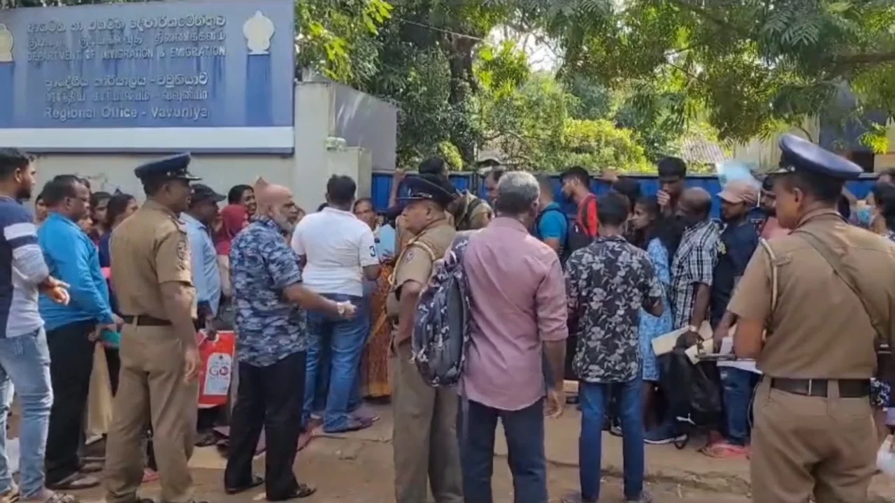 கடவுச்சீட்டு காரியாலயம் முன் 6 பேர் கைது – அவசர பொலிஸ் இலக்கம் அறிவிப்பு