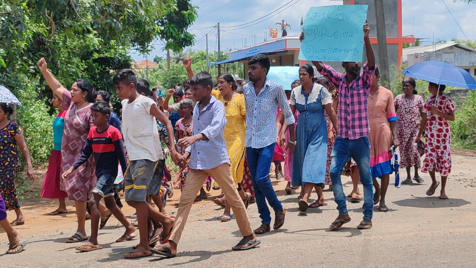 சிறுமியின் மரணத்திற்கு நீதி கோரி பொலிஸ் நிலையத்தை முற்றுகையிட்டு ஆர்ப்பாட்டம்