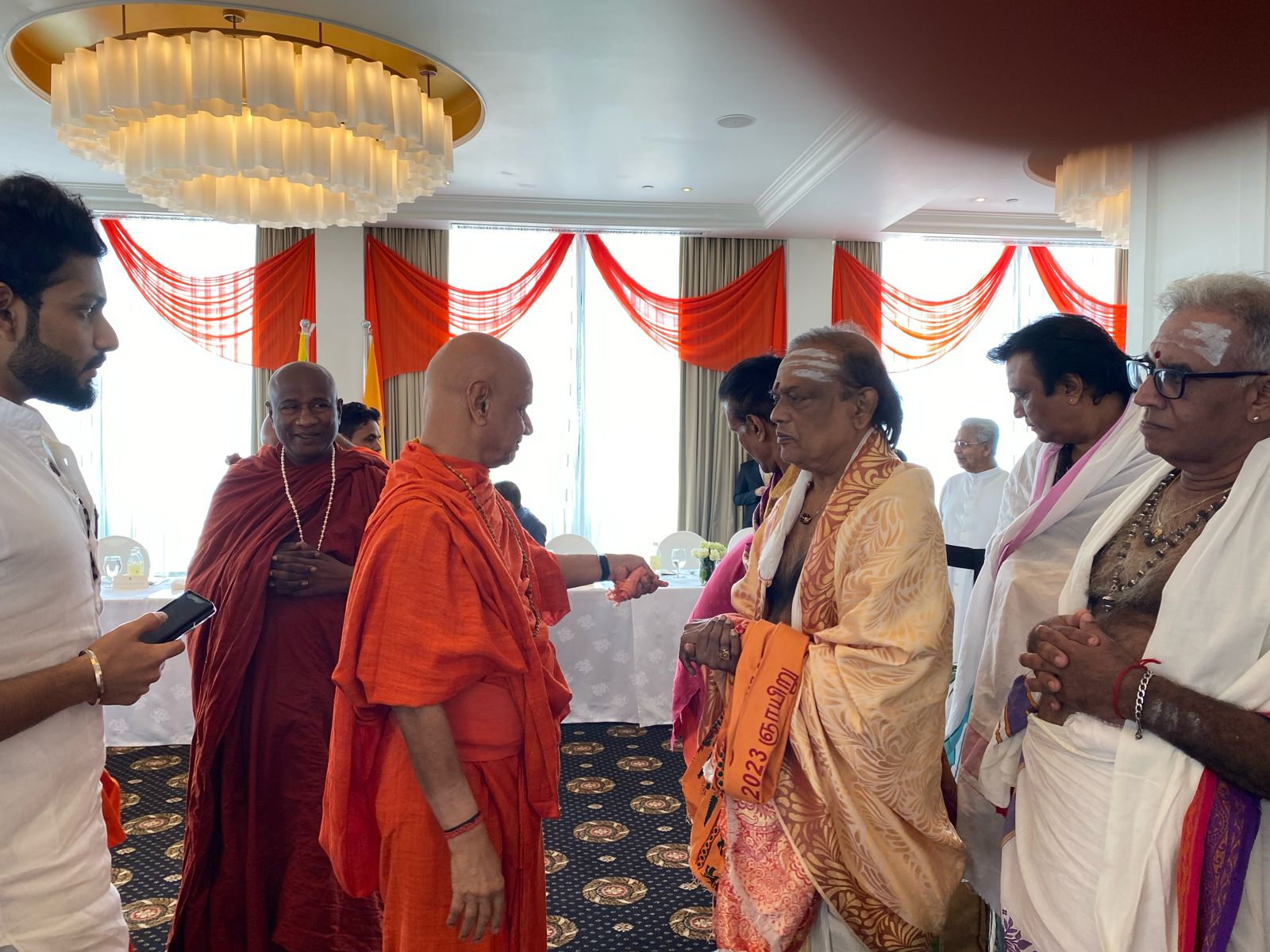 அயோத்தி ஸ்ரீ ராமர் கோவில் மூத்த சுவாமிகளால் இலங்கை குருமார்களுக்கு ஆசீர்வாதம்