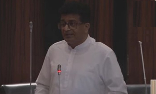 கேலிக்கூத்தாக்கும் முன்னாள் ஜனாதிபதியை கைது செய்ய வேண்டும் – உதய கம்மன்பில