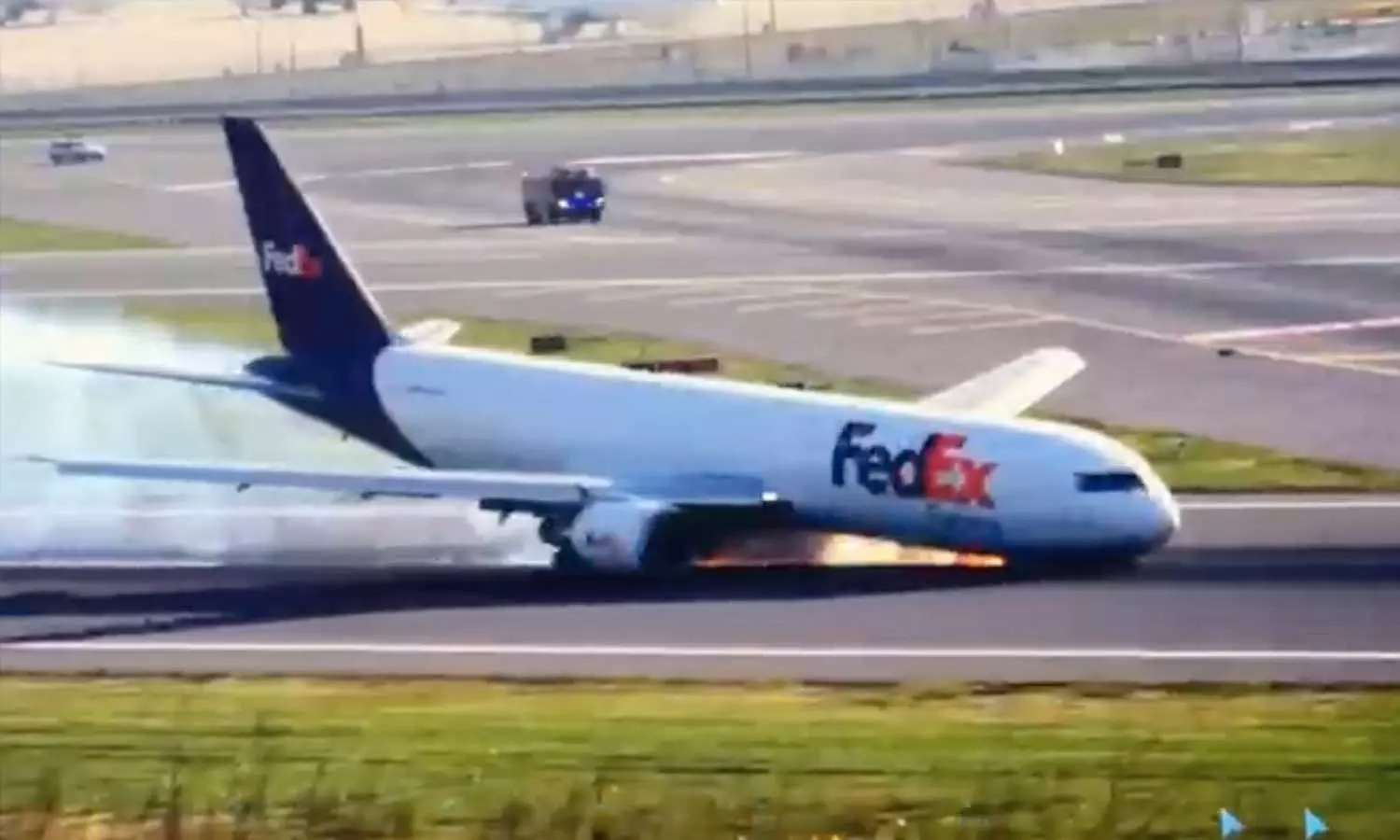 அவசரமாக தரையிறக்கப்பட்டு விபத்தில் சிக்கிய சரக்கு விமானம்