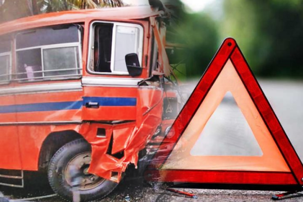 இ.போ.ச பஸ் மற்றும் முச்சக்கரவண்டி நேருக்கு நேர் மோதுண்டு விபத்து