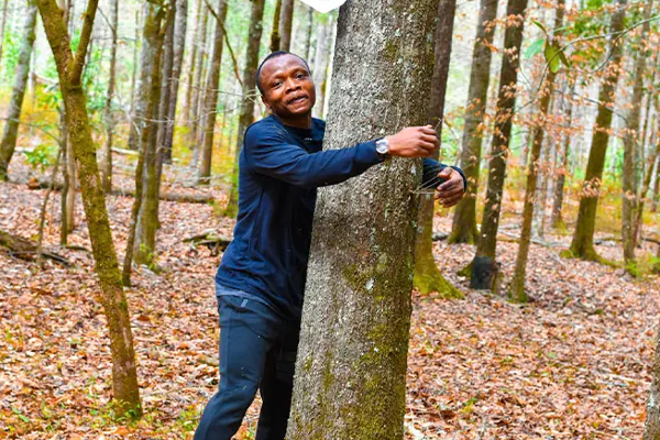 மரங்களை கட்டிப்பிடித்து கின்னஸ் சாதனை