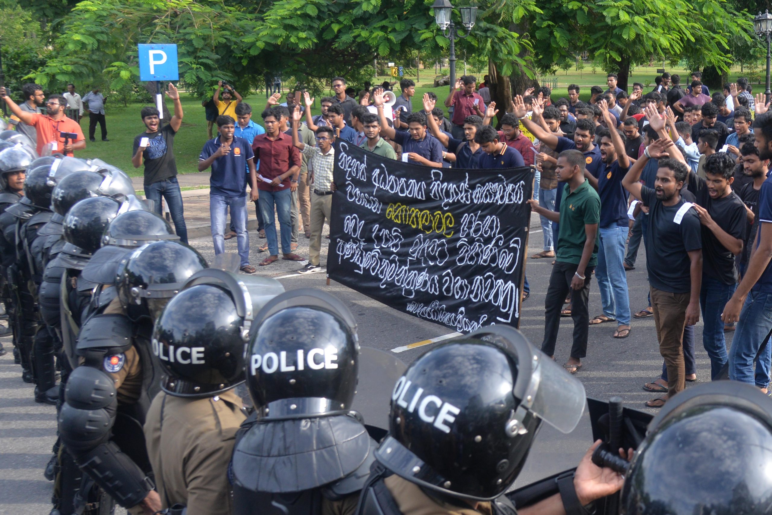 அரசாங்க சதிக்கு எதிர்ப்பு தெரிவித்த மருத்துவ மாணவர்கள்