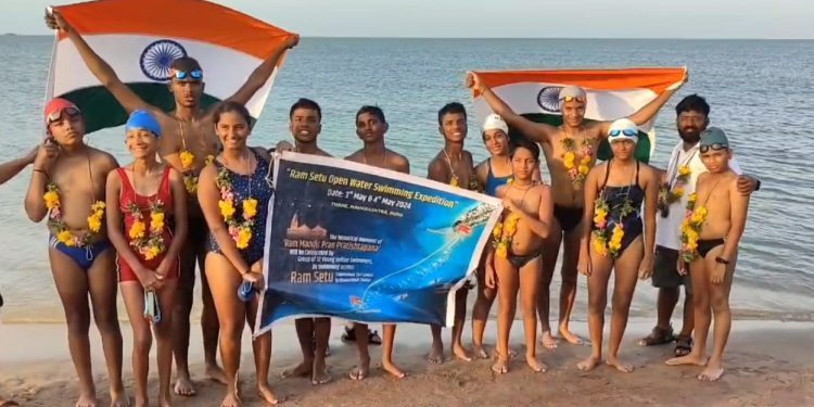 பாக்ஜலசந்தி கடலை 10 மணிநேரத்தில் நீந்தி கடந்த 12 வீரர்கள்