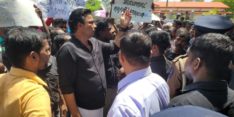 இல்மனைற் அகழ்வை நிறுத்த கோரி இராஜங்க அமைச்சர் தலைமையில் எதிர்ப்பு ஊர்வலம்