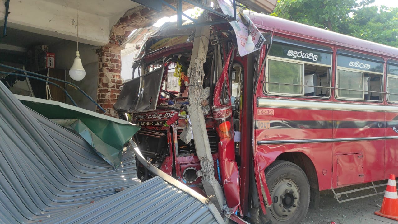 செங்கலடியில் சேதமான பஸ் -ஐவர் வைத்தியசாலையில் அனுமதி