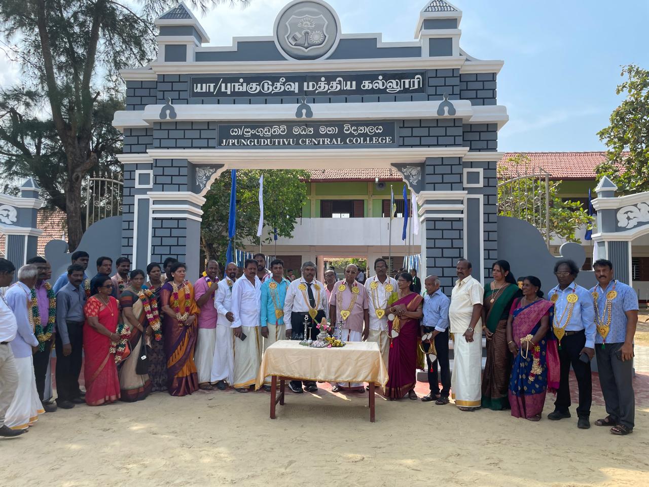 பல லட்ச செலவில் புங்குடுதீவு மத்திய கல்லூரியில் பிரமாண்ட நுழைவாயில் 