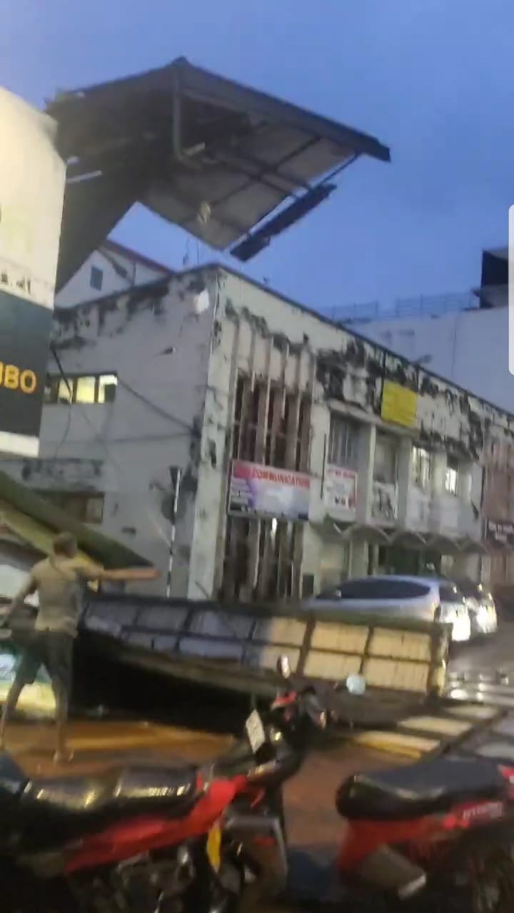 பம்பலப்பிட்டியில் சரிந்து விழுந்த விளம்பரப்பலகை