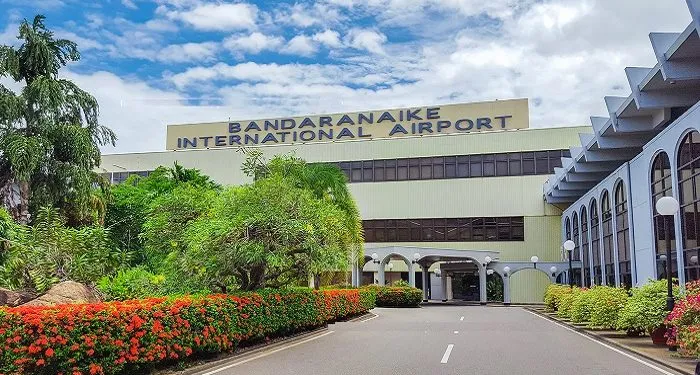 விமான நிலையத்தில் அடாவடித்தனமாக நடந்து கொண்ட இராஜாங்க அமைச்சர்