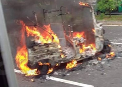 நடு வீதியில் திடீரென தீப்பற்றிய முச்சக்கரவண்டி